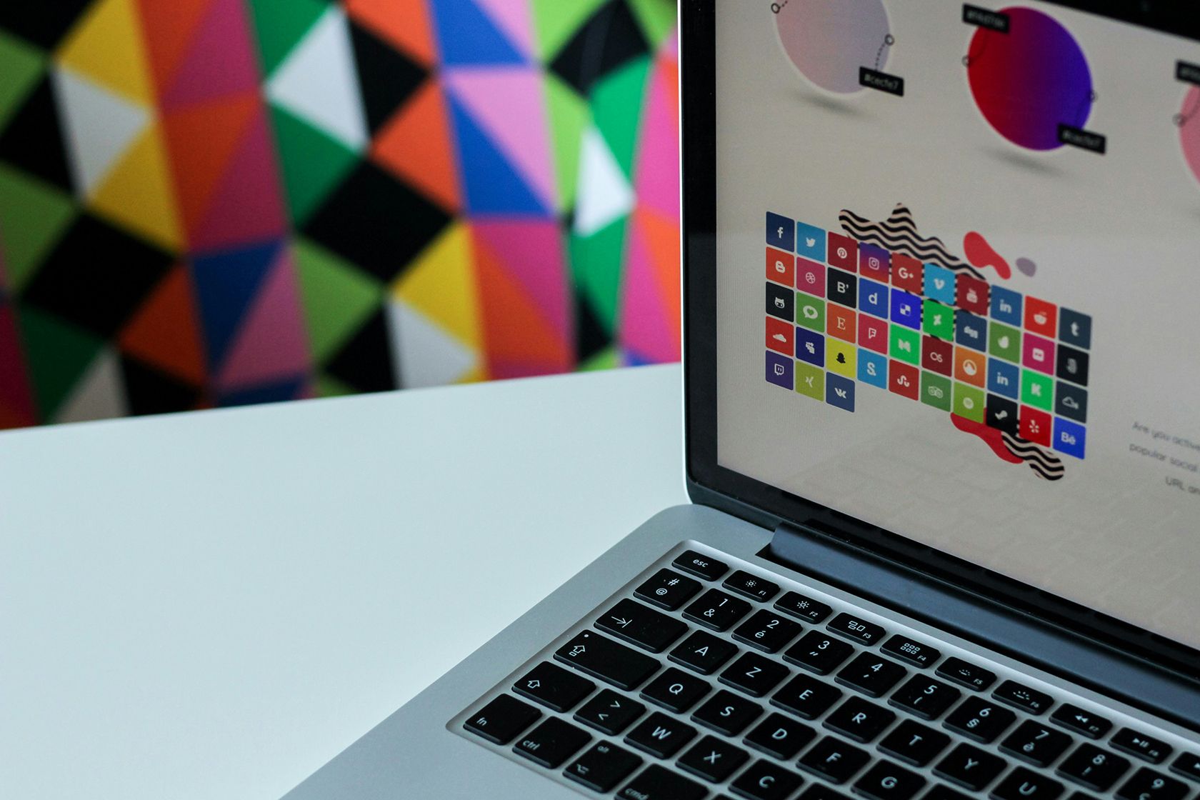 RGB-дизайн на экране ноутбука